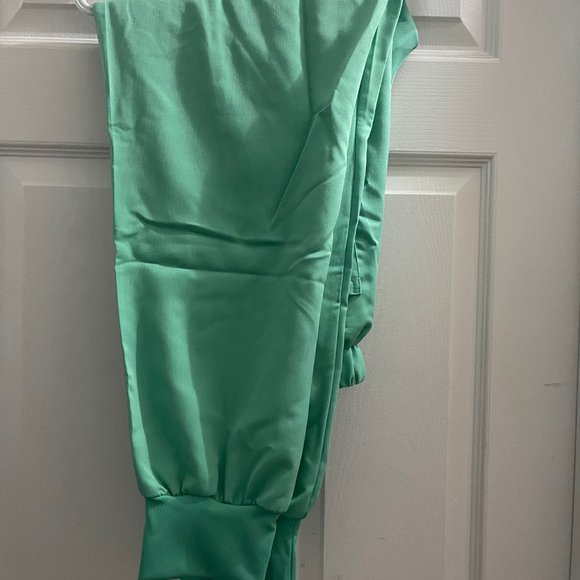 NWOT: 2-PIECE FRONTLINE SCRUB SUITS - Picture 5 of 6